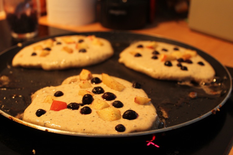 Havermoutpannenkoeken met appels en bosbessen